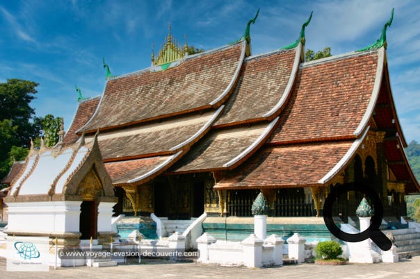 Le Wat Xieng Thong, "monastère de la ville d'or", est l'emblème religieux de Luang Prabang et l'un des symboles les plus important du bouddhisme au Laos, raison pour laquelle il a été épargné par le pillage de 1887. Il était considéré comme la référence architecturale de la ville avec un vihan très pointu qui descend très bas.