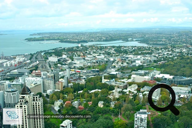 Faite de 15 000 m³ de béton et de 3 000 tonnes d’acier, cette tour culmine à 328 mètres de hauteur et en son sommet, une plateforme d’observation vous offre une vue imprenable à 360° sur Auckland et ses alentours. Pour les amateurs de sensations fortes, vous avez deux attractions. Le Sky Walk qui consiste à marcher, à l’extérieur de la tour et d’y faire le tour et le Sky Jump qui comme son nom l’indique consiste à s’élancer du sommet de la tour pour un saut à l’élastique inoubliable !