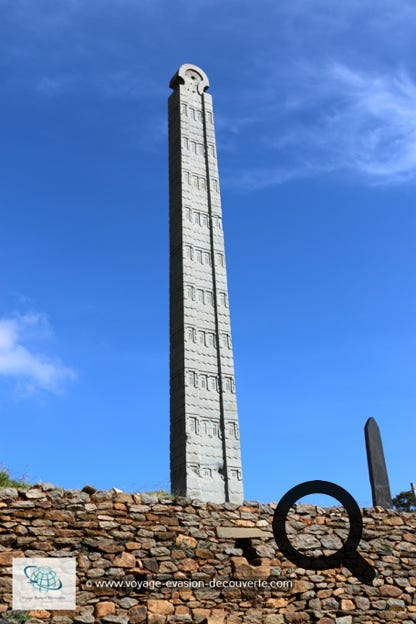 Axoum est un site très important dans l'histoire éthiopienne depuis plus de trois mille ans. Il s’agit d’une nécropole royale de différentes dynasties pré-chrétiennes. La Reine de Saba y vécut et son palais fut retrouvé,  il y a quelques années.