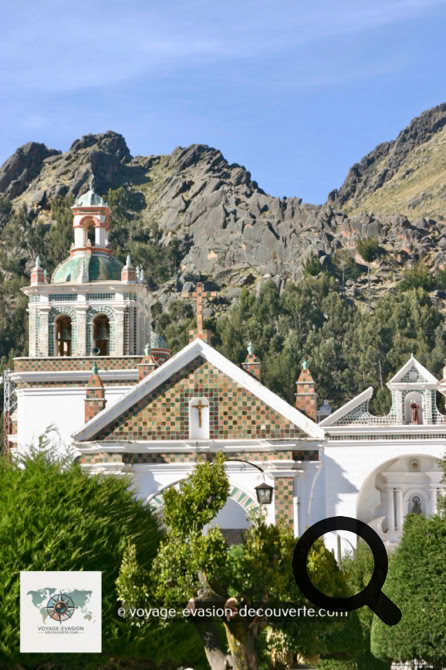 C’est un sanctuaire colonial espagnol du XVIe siècle qui abrite l'image de la Vierge de Copacabana. Notre-Dame de Copacabana est la patronne de la Bolivie. 