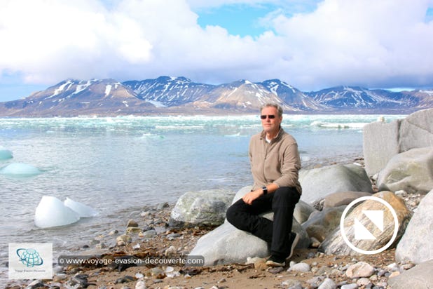 Ce voyage a été vraiment une expérience unique. Il nous a mené aux confins de l’Europe du Nord, terre d’aventures, d’explorations et d’ours polaires. Jadis réservée aux trappeurs et aux chasseurs de baleines, ce bout du monde extrême s’ouvre peu à peu à quelques voyageurs privilégiés comme nous. L’archipel du Svalbard est un monde fascinant et envoutant. Loin du touristique de masse, nous avons eu la chance de découvrir des paysages grandioses.
