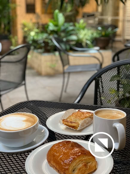 Avant de quitter la Nouvelle-Orléans, n’hésitez pas à aller prendre  un petit déjeuner ou d’aller goûter une pâtisserie dans la boulangerie  Française, le Croissant d’Or. 