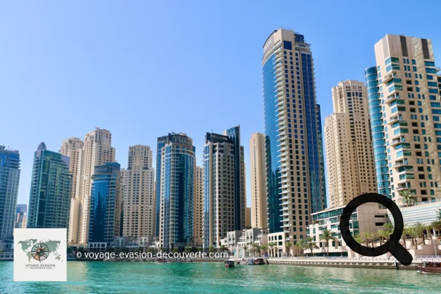 Parmi les quartiers les plus spectaculaires de Dubaï, Dubai Marina occupe une place à part. Ici, la ville semble avoir été dessinée pour impressionner. Autour d'un immense canal artificiel bordé d’eau turquoise s'élèvent des dizaines de gratte-ciel vertigineux, des résidences de luxe, des hôtels prestigieux et des immeubles aux formes futuristes.