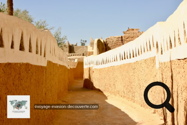 Une des premières villes fortifiées du Sahara, son architecture est conçue pour résister au climat extrême du désert. Cette oasis se situe à la frontière de la Tunisie et de l’Algérie.