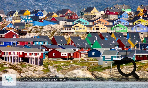 La ville d'Ilulissat est aussi connue pour abriter le fameux Isfjord d'où se jettent les icebergs  parmi les plus imposants au monde, fjord classé au patrimoine mondial de l'UNESCO en 2004.  D'ailleurs, Ilulissat signifie “ icebergs “ en groenlandais.  