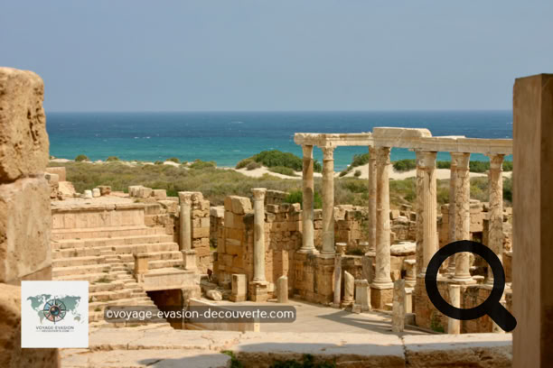 La cité antique de Leptis Magna aurait été fondée par les Phéniciens, même si les premières traces d’occupation remontent au VIIᵉ siècle avant J.-C.. Embellie et agrandie par Septime Sévère, enfant du pays devenu empereur de Rome, elle fut l’une des plus brillantes métropoles de l’Empire romain.