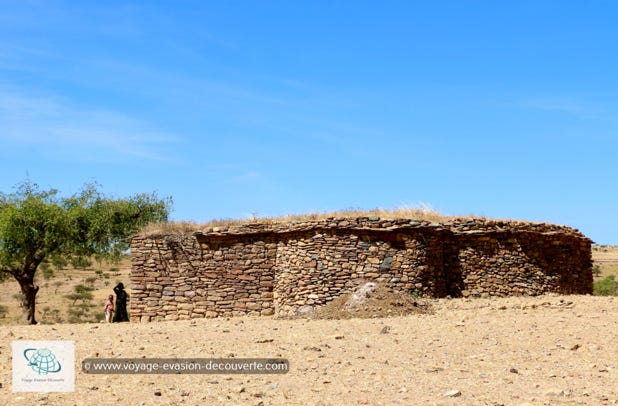 Sur la route, nous avons aperçu en traversant quelques petites villes, des maisons typiques Tigrian, en pierre de sable.