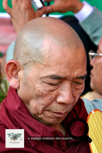 C’est l’un des temples les plus vénérés au Myanmar. Ce jour là, il y avait vraiment une effervescence dans ce temple. Des cortèges de femmes joliment vêtues portaient des bouquets de fleurs pour faire des offrandes, des familles avec leurs enfants venaient prier et sentir la présence compatissante de Bouddha. Des moines en procession se dirigeaient aussi vers ce lieu sacré pour venir se recueillir et méditer. 
