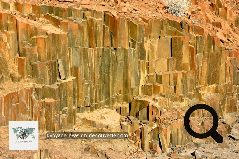 Pas très loin, se trouvent les Organ Pipes, les Tuyaux d’Orgue, situés près du petit inselberg de Burnt Mountain, à l’Ouest de la ville de Khorixas. Il s'agit d'une formation rocheuse qui comprend un groupe de basaltes cylindriques qui ressemblent à des tuyaux d'orgue.