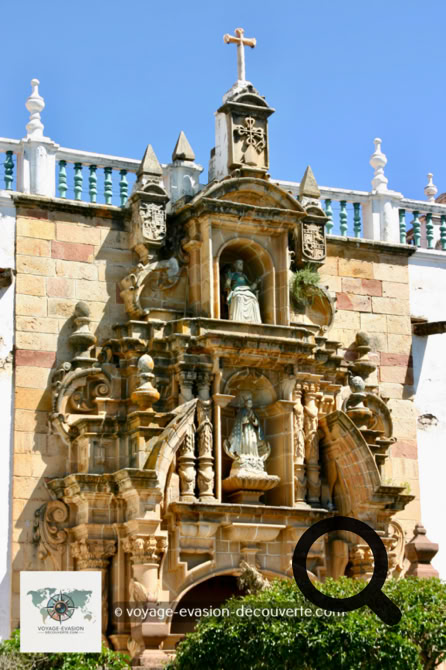 La cathédrale de Sucre est située sur la place 25 de Mayo. C’est un superbe édifice mélangeant les styles renaissance et baroque métis. Sa construction débuta en 1551 et se termina en 1712 en suivant l’évolution des styles. 