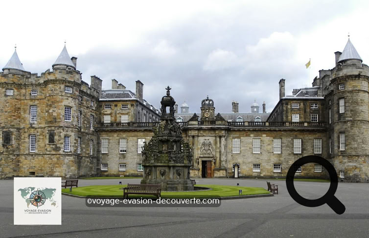 l se situe dans le bas du Royal Mile, l’artère principale qui relie le palais de Holyrood au château d'Édimbourg. Une pure merveille architecturale !