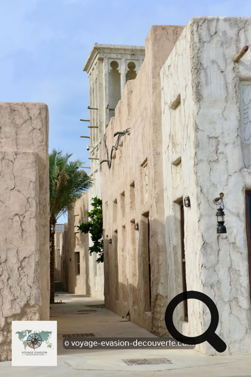 Ici, le temps semble s'être arrêté. Les ruelles étroites, les maisons en corail et en gypse, les célèbres tours à vent qui servaient autrefois de climatisation naturelle racontent la vie d'un Dubaï d'avant le pétrole, d'avant la démesure.