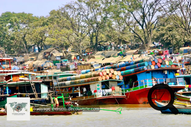 nous sommes partis au matin du troisième en direction du “port“ de Mayan Gyan de Mandalay pour une petite croisière vers la ville de Mingun à 11 km en amont de la rivière Ayeyarwady sur la rive Ouest de Mandalay.