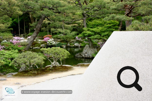 Superbe temple traditionnel en rouge et blanc avec des toits verts, il reflète le style et les caractéristiques du palais impérial de Kyōto, c'est-à-dire le style des XIe et XIIe siècles. Son jardin dans le style de l'ère Meiji, est divisé en quatre parties, chacune orientée vers les quatre directions cardinales. Il occupe environ la moitié de la superficie du site.  Le jardin est magnifique, avec ses perspectives tour à tour dévoilées puis cachées, La vue évolue à chaque pas. Avant de finir la visite, nous passons devant le jardin sec. C’est un jardin aux pierres sélectionnées avec soin, et déposées au cœur d’une étendue de sable immaculé et ratissé, qui invite les visiteurs à la méditation.