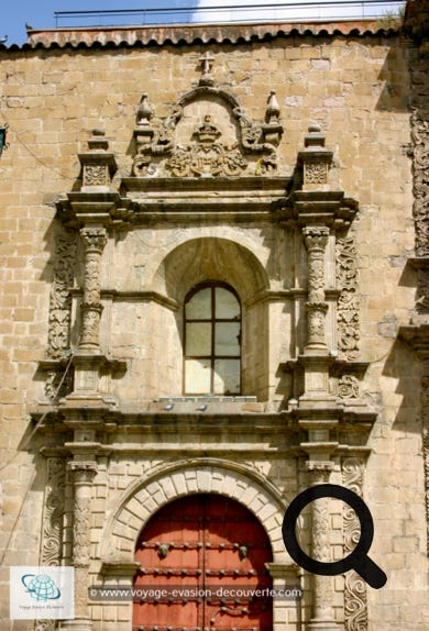 Elle est située dans le centre de la ville de La Paz, sur la place Plaza San Francisco. Les Franciscains fondèrent le couvent de San Francisco, entre 1548 et 1549.  