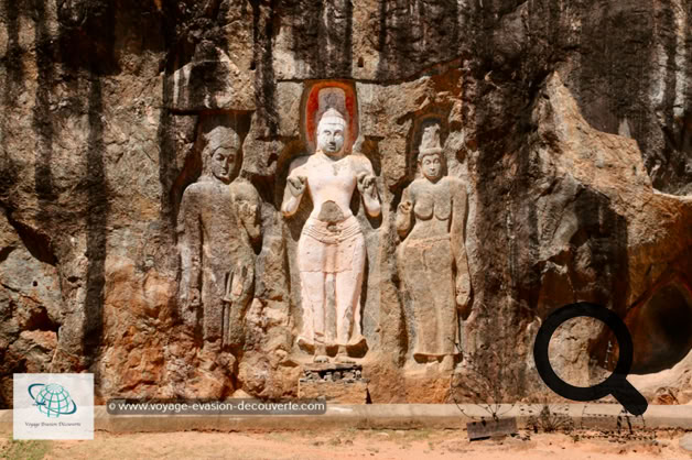Ce superbe ensemble monumental qui date du Xème siècle, est constitué de sept statues sculptées dans une paroi rocheuse de 20 m de haut sur 100 m de large.