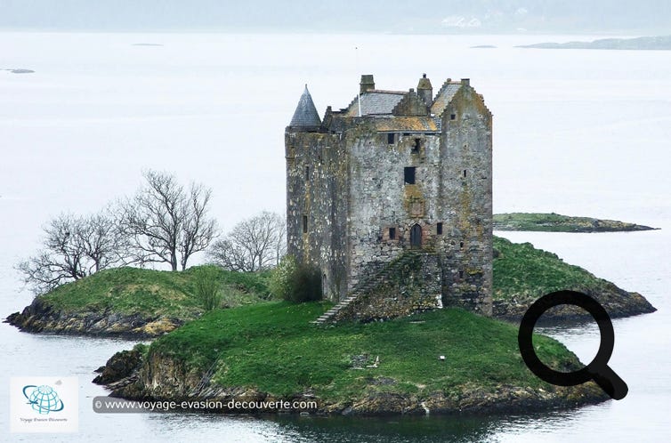 Découverte du petit Château de Stalker, c’est une maison tour à quatre étages se trouvant sur une île accessible à marée basse du Loch Laich, un bras de mer du Loch Linnhe. 