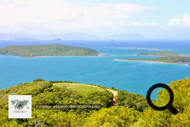 Il faut aussi monter sur la colline Ouen Toro pour admirer La grande Terre. Située à l'extrême Sud de la péninsule de Nouméa. Elle culmine à 128 mètres et s'étend sur 63 hectares. Sur son domaine s'étend un parc naturel, le "Parc municipal du Ouen Toro - Albert Etuvé et Lucien Audet“.
