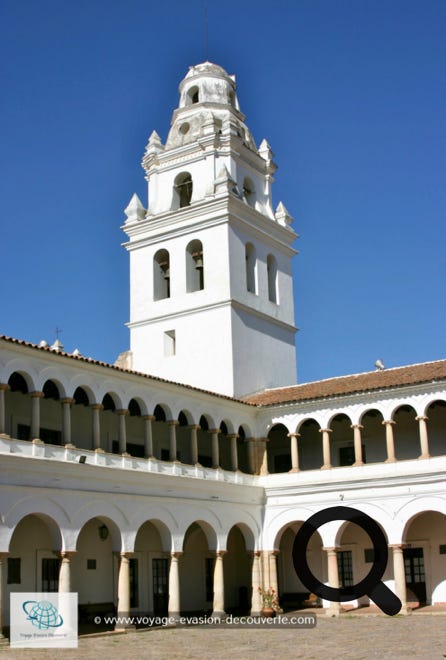 Fondé en 1795, il témoigne du pouvoir de l’église Catholique au sein de la société de l’époque. De style néoclassique, il a été en grande partie construit grâce à des pierres extraites des carrières du mont Churuquella. 