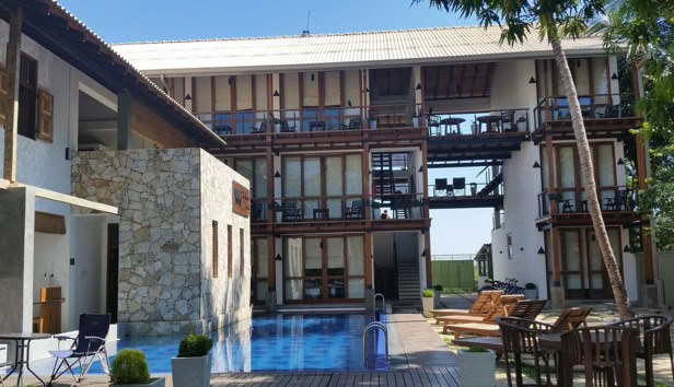 Nous avons passé une nuit à Elephant Trails Hotel. L'hôtel est agréable et à du charme.  Les chambres sont spacieuses et propres, et le personnel est agréable et accueillant. Ils vous servent un copieux petit déjeuner. Une bonne surprise... je recommande.