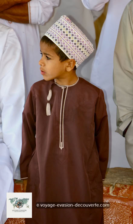 Même les enfants bédouins participent à la scène, vêtus eux aussi de leur petite dishdasha et coiffés de la traditionnelle kumma brodée.