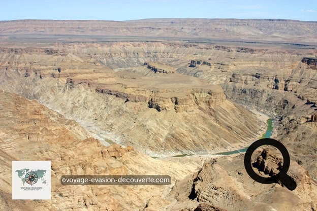 C’est le troisième plus grand canyon au monde et le premier plus grand d’Afrique. Cette formation géologique impressionnante a une origine de quelques 1 800 millions d’année. Avec ses 160 km de longueur, il comprend un encaissement de vallée large de plus de 27 kilomètres au maximum pour un commandement jusqu'à 550 mètres. Le canyon de la rivière Fish évolue sous un climat désertique. Durant les mois d'été, d'octobre à mars, la température peut atteindre 48 °C durant la journée et 30 °C la nuit.