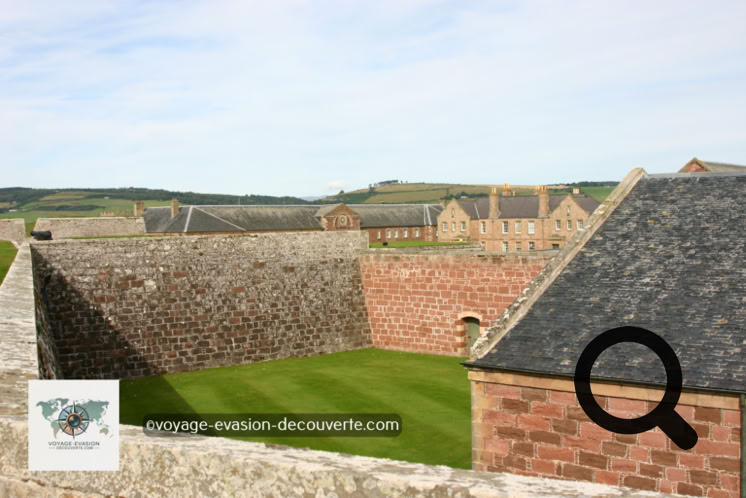 C’est une grande forteresse du XVIIIe siècle et a été construite pour contrôler les Highlands écossais au lendemain de la montée jacobite de 1745. La fortification est basée sur une conception en étoile et reste pratiquement inchangé jusqu’à nos jours. 