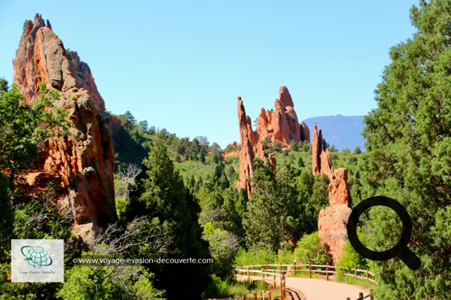 Ce jardin des Dieux est magnifique et offre des vues spectaculaires sur des formations rocheuses de grès rouge imposantes de plus de 90 m de hauteur avec derrière les sommets enneigés du Pikes Peak sur fond d'un ciel bleu éclatant.