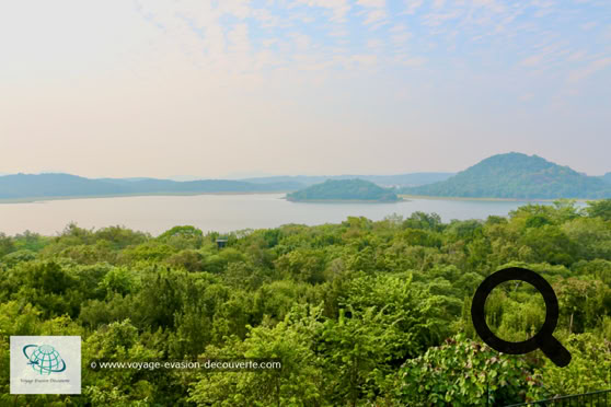 Nous y avons séjourné trois nuits afin de pouvoir explorer la région et visiter les différents points d’intérêt. L'hôtel est très agréable, calme, reposant et entouré de nature. La vue sur le lac Kaudulla est tout simplement à couper le souffle. 