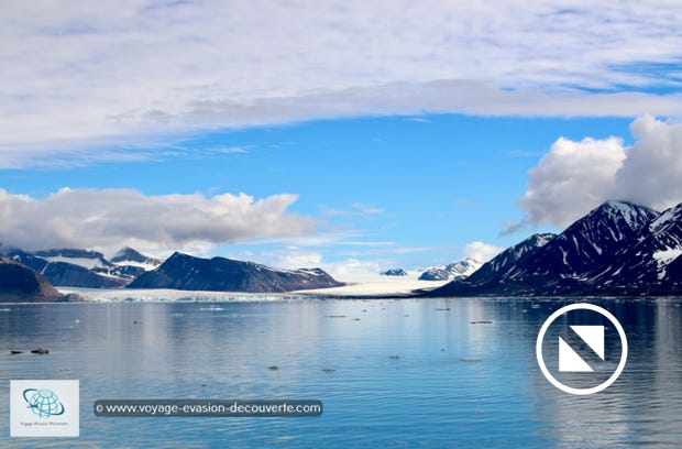 En sortant du Krossfjord, nous avons pu admirer au loin les deux magnifiques glaciers qui bordent le Kongsfjord, le Fjord du Roi.  Le Kongsvegen et le Kronebreen qui présentent tout deux un front glaciaire commun. Majestueux et d’une blancheur extrême, ils contrastent fièrement avec la noirceur des montagnes environnantes. 
