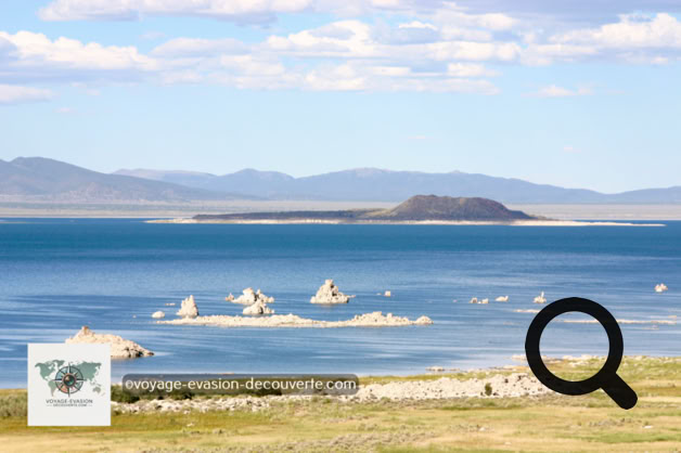 Situé à environ 13 km à l’est du parc du Yosemite, près de la ville de Lee Vining. Ce lac salé au milieu d'une vaste et ancienne caldeira est un écosystème original et inhabituellement productif. Ses 25 km de berges et 180 km² d'étendue d'eau servent d’habitat, de lieu de reproduction et de gué pour beaucoup d’espèces d’oiseaux sédentaires ou migrateurs. Mono Lake est célèbre pour la concrétion atypique d'argiles cimentées à la chaux hydraulique appelée tufa, qui, sous forme de tours, se montre surtout sur les rives méridionales du lac.