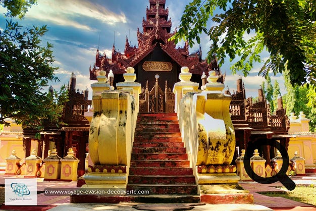 Situé à Mandalay, le monastère a été fondé en 1895 par des marchands chinois. Construit sur pilotis, il repose sur une imposante forêt de colonnes en rondins de teck. Sa toiture et sa devanture sont finement décorés de superbes sculptures en teck. Le hall principal a un toit de pagode à trois niveaux, le pavillon attenant est couronné d'une pagode à cinq niveaux avec un Hti.