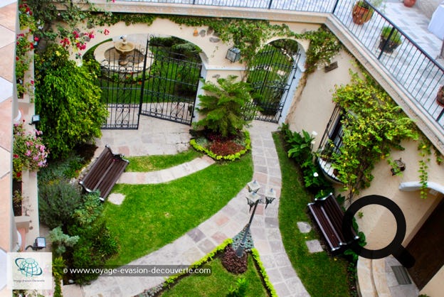 Une vraie merveille, c’est un très bel hôtel de style colonial. Nous avons très apprécié la gentillesse et le professionnalisme du personnel. Le cadre est superbe et les chambres grandes et très calmes. Il se situe à quelques centaines de mètres du centre ville et de la place 25 de Mayo. 