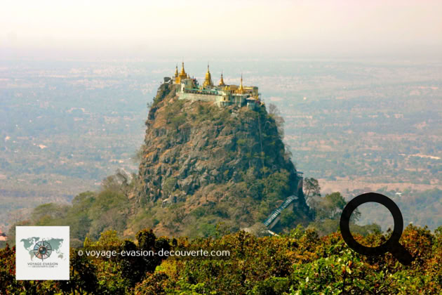 Le site se trouve à une cinquantaine de kilomètres au Sud-Est de Bagan. Appelé aussi Taung Kalat, il est considéré comme le refuge des 37 Grands Nats (esprits) de Birmanie. De nombreux pèlerins s'y rendent pour les vénérer, particulièrement au moment de la pleine lune de Nayon en mai-juin et de celle de Nadaw en novembre-décembre.
