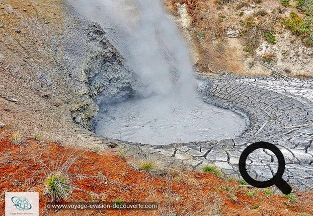 Le secteur est très différent de ce qu’on avait vu jusqu’ici à Yellowstone. À Mud Vulcano, la boue est reine et vous découvrirez beaucoup de marmites de boue. Ces formations de boues, autrefois appelés salses lorsqu'ils paraissaient de taille modeste, sont la conséquence de l'expulsion de gaz souvent abondant, principalement à base de méthane et d'hydrocarbures légers, mais également du dioxyde de carbone et de l'azote avec de la vapeur d'eau assez chaude ; boue, c'est-à-dire d'argiles et d'eau. 