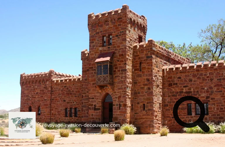 C’est un bâtiment ressemblant à une forteresse médiévale situé dans les collines du Namib, une région semi-aride. Il a été construit par le      “ Baron “ Capitaine Hansheinrich von Wolf. La construction commença en 1908 et la plupart des matériaux furent importés d'Allemagne. Les matériaux arrivaient par Lüderitz, et les tailleurs de pierres furent embauchés en Italie, en Suède et en Irlande.  