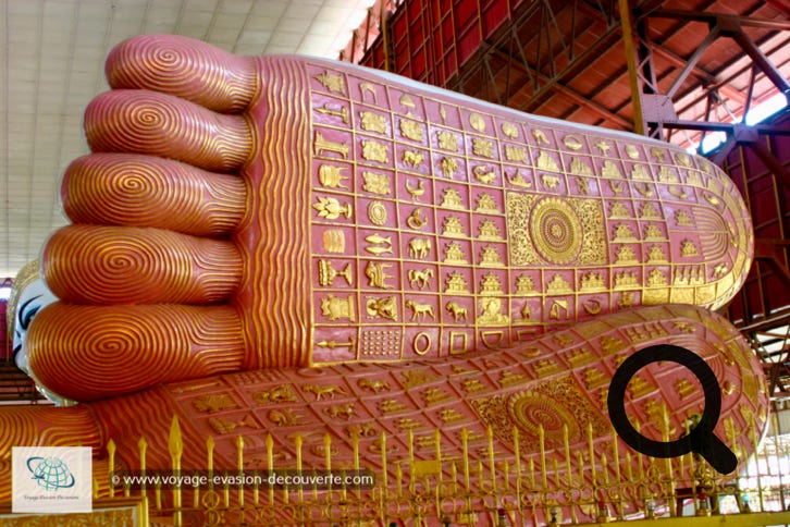 Ce temple est un des plus connus de Birmanie. Il abrite un Bouddha couché long de 66m. Il est exposé dans une sorte de hangar en métal pas très beau mais sa grandeur est impressionnante. 