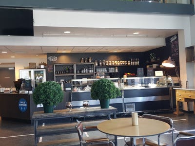 Il se trouve aussi dans la rue principale. C’est un café restaurant très sympa,  clair avec de grandes baies vitrées. On vous propose de belles salades, d’excellentes soupes, des sandwiches  frais et un plat du jour. Les prix sont raisonnables.   