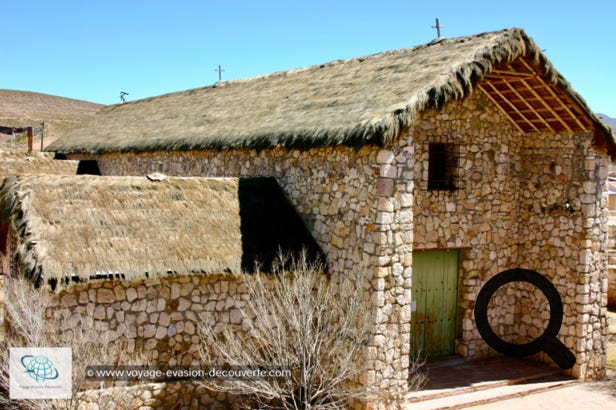 C’est un village minier situé à 90 km au Sud-Est d’Uyuni. L’histoire de ce village est assez atypique. Il se trouvait en fait à 17 km de sa position actuel pas loin d’une énorme mine à ciel ouvert. Jusqu’au jour où la société minière qui voulait agrandir son exploitation prit la décision de vouloir expulser ses habitants afin de démolir le village. 