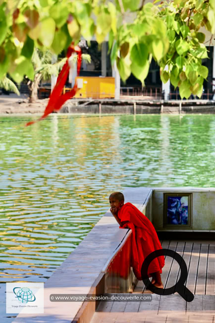 Le temple est principalement utilisé pour la méditation et le repos, plutôt que pour le culte. Situé dans le lac Beira, il a été construit à la fin du 19e siècle et fait partie du temple Gangaramaya qui est situé quelques centaines de mètres. Le temple est construit sur trois plates-formes au-dessus de l'eau qui sont reliées entre elles et au continent par des ponts flottants.