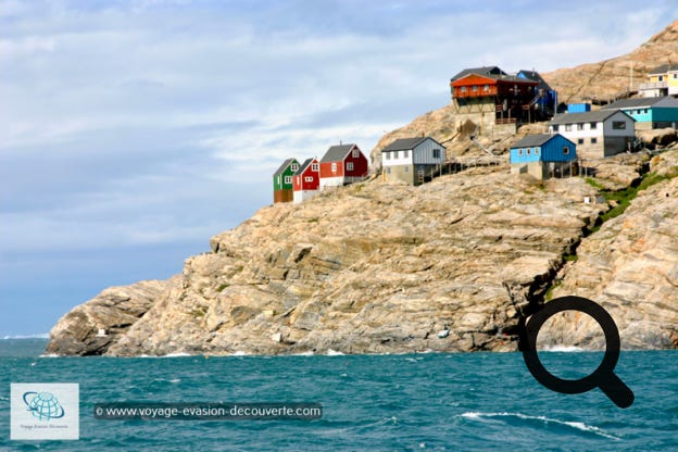 Cette ville se trouve sur l'île d'Uummannaq, qui s'étend sur 12 km², dans le fjord du même nom, au Nord de la péninsule de Nuussuaq. Elle occupe environ 10 % de la surface de l'île, principalement autour de la pointe Sud de celle-ci.