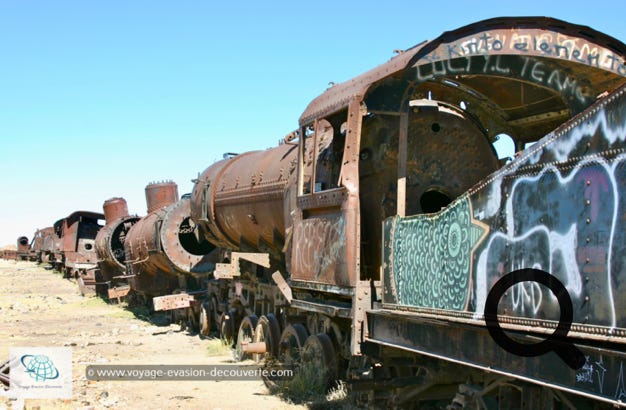 Nous partons en direction de la ville de San Cristobal avec un petit arrêt sur la route dans un cimetière de trains à vapeur. Il est situé à 3 km d'Uyuni et est relié à l'ancienne voie ferrée. La ville servait jadis de plaque tournante pour les trains transportant des minerais en direction des ports de l'océan Pacifique.