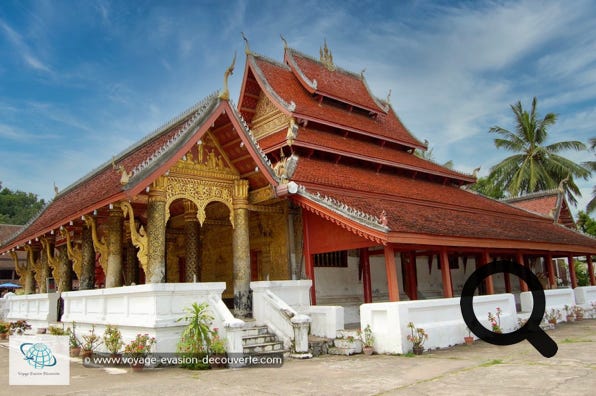 Ce monastère plus communément nommé le Wat Mai, littéralement le "Nouveau Monastère”, est l’un des plus grands et des plus beaux temples de Luang Prabang. Il a été construit par le roi Anourout à la fin du XVIIIe siècle et s’agrandit au XIXe. Sa restauration, durant le règne du roi Manthatourat (1817-1836) lui donna son nom définitif de "Nouveau Monastère".
