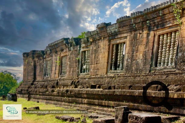 Le site archéologique de Wat Phou, est situé au pied de la colline des monts Pasak, au Sud de Pakés, dans la région de Champassak. Ce site a été occupé successivement par plusieurs temples dès le Ve siècle. Certains auteurs situent à cet endroit la capitale du royaume de Chenla (Tchen-La de Terre) fondée par le roi Shresthavarman à cette époque.