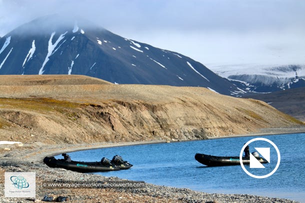 Nous sommes descendus faire une randonnée sur la péninsule de Balberget, une grande langue de terre entre Woodfjord et Wijdefjord sur la Terre d’Andrée. Ancien terrain de chasse traditionnel pour les trappeurs norvégiens au 19ème siècle. On y trouve l'une des plus grandes et plus belles huttes en bois du Spitzberg, construite par un trappeur norvégien en 1987. 