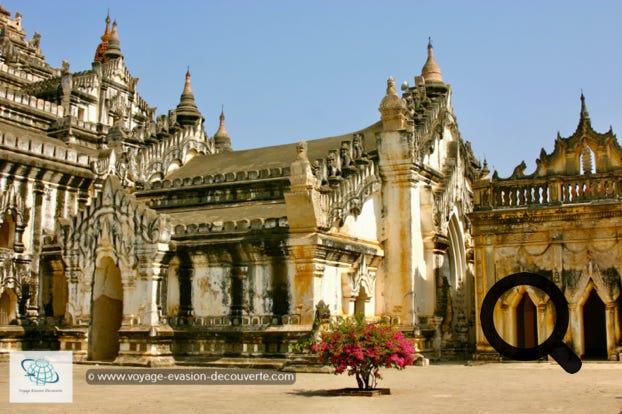Ce temple est l’un des plus beaux de la région de Bagan. Édifié par le roi Kyanzittha en 1091, il était originellement dédié à la "sagesse infinie" du bouddha (ananta pinya). Cependant ce terme a été confondu avec le nom d'Ananda, cousin du Bouddha.