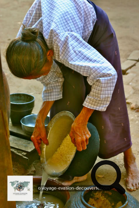 C’est une habitante qui nous accueille avec un grand sourire et nous invite à pénétrer dans l’enceinte du village. Cette charmante dame nous emmène visiter quelques maisons construites sur pilotis avec une hauteur entre le sol et le plancher d’environ un mètre. Les maisons sont faites en bambou, parfois tressé pour donner plus de résistance aux murs.