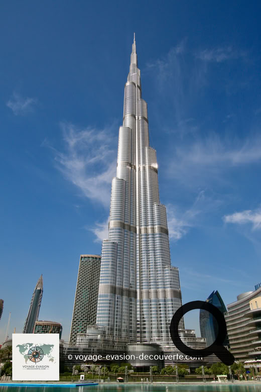 Quelques 12 000 ouvriers ont participé à ce chantier titanesque qui cumule tous les superlatifs. Véritable chef-d'œuvre de ce nouveau quartier, le Burj Dubaï — rebaptisé Burj Khalifa — est tout simplement, pour l'instant, le plus haut gratte-ciel du monde.