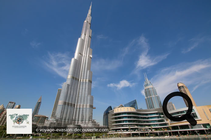 Quelques 12 000 ouvriers ont participé à ce chantier titanesque qui cumule tous les superlatifs. Véritable chef-d'œuvre de ce nouveau quartier, le Burj Dubaï — rebaptisé Burj Khalifa — est tout simplement, pour l'instant, le plus haut gratte-ciel du monde.