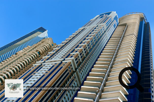 Ce secteur est un immense quartier d'affaires, pensé pour rivaliser avec des places financières comme Manhattan. À terme, il comptera plus de 230 immeubles et gratte-ciel, mêlant bureaux, résidences et hôtels de luxe. Business Bay fait partie d'un projet colossal imaginé par Son Altesse Sheikh Mohammed bin Rashid Al Maktoum.